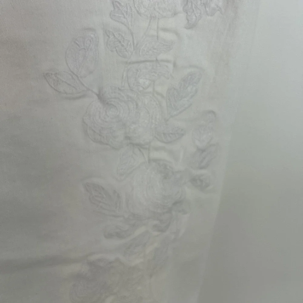 Lane Bryant Women's White‎ Jeans Size 24 P Embroidered Flower Cropped Girlfriend